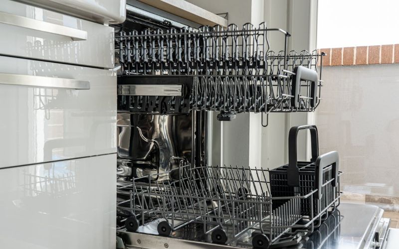 Installerade diskmaskin, lagade blandare och bytte toalettstol och duschväggar, Djursholms Ösby